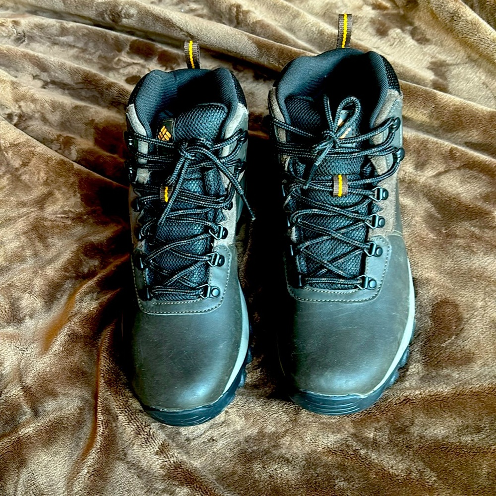 Columbia Men’s 9w boots Newton Ridge